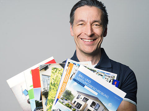 John Kosmalla empfiehlt Hausbau-Kataloge