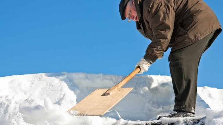 Anstrengend und tückisch zugleich - Schneefegen auf dem Dach Anstrengend und tückisch zugleich - Schneefegen auf dem Dach