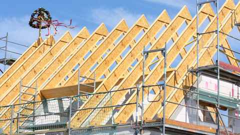 Das Dach und erste Innenarbeiten Das Dach und erste Innenarbeiten