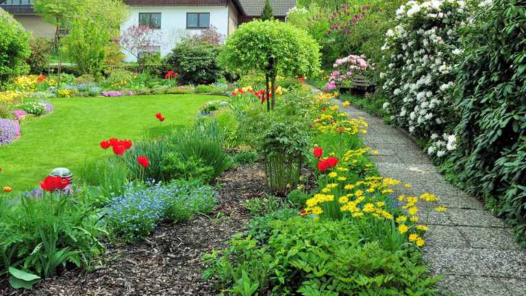 Gartenweg mit farbenfroher Bepflanzung Gartenweg mit farbenfroher Bepflanzung