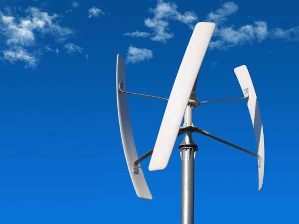 Windrad an einem Plusenergiehaus