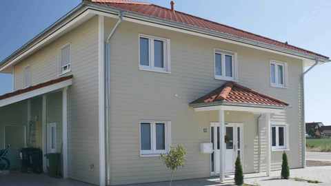 Skandinavischer Stil mit gelber Holzfassade Skandinavischer Stil mit gelber Holzfassade