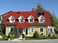 Holzhaus in schwedengelb