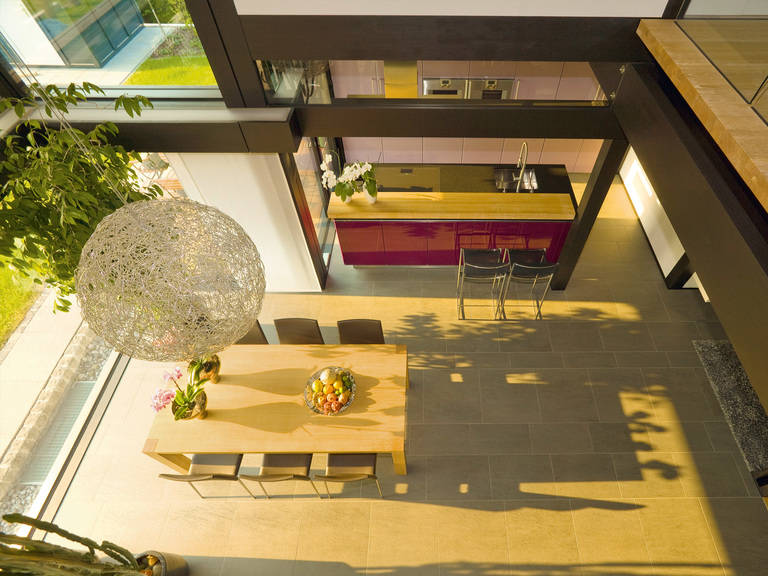 Das großzügige Foyer, das sich in der Raumhöhe über zwei Geschosse erstreckt HUF Haus ART 3 Galerieblick