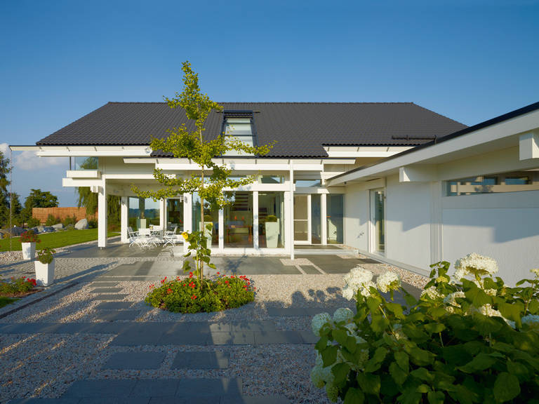 Der Garten umfasst über 4.000 Quadratmeter Fläche HUF Haus ART 4 weiss