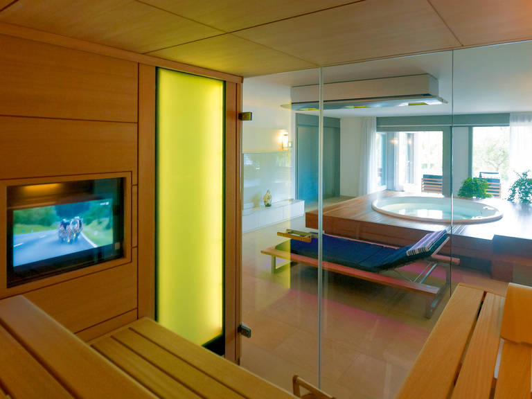 Entspannung pur - Jacuzzi & Sauna HUF Haus ART 5 Projektbeispiel 1