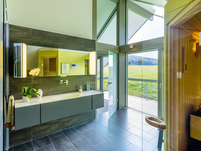 Großer Wellnessbereich mit Sauna & Ausblick ins Grüne HUF Haus ART 4 Projektbeispiel 1