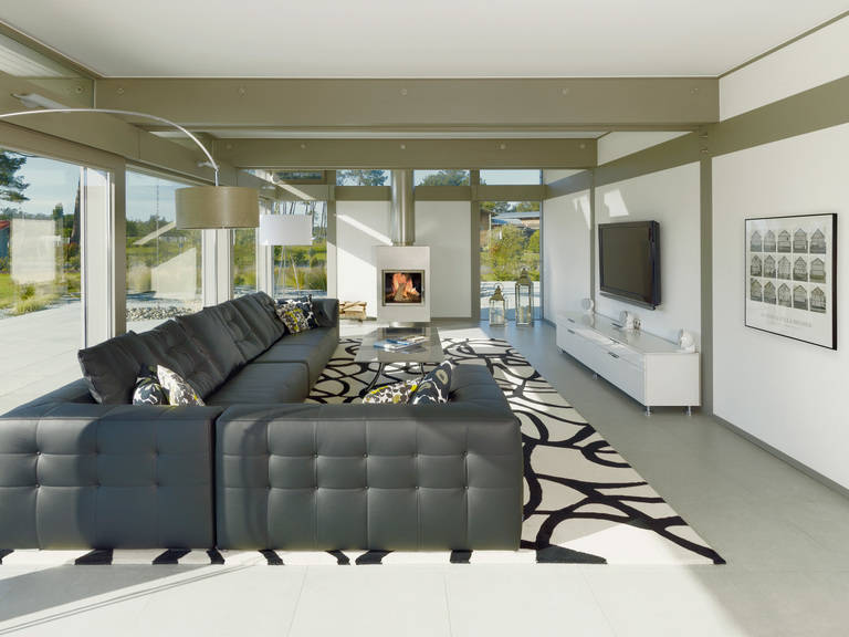 Wohnzimmer mit Kamin inklusive Panoramablick ins Freie HUF Haus ART 5 III
