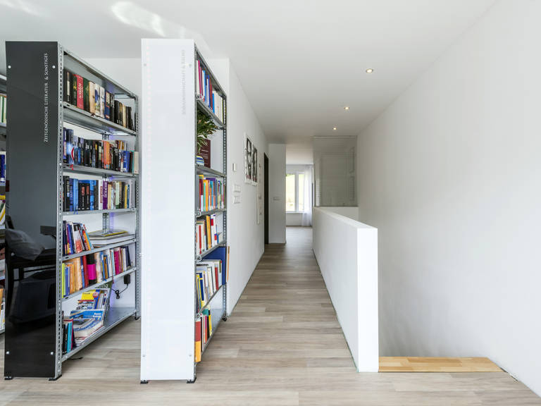 Bibliothek im Obergeschoss Kitzlingerhaus Bettenhausen - Bibliothek OG
