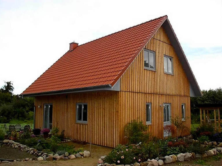 Aussenansicht auf das Satteldachhaus mit Holzfassade.
