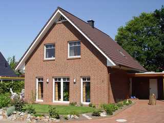 Satteldachhaus mit Dreiecksgaube Satteldachhaus mit Dreiecksgaube