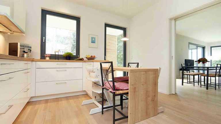 Offene Küche und Essbereich im Einfamilienhaus Waldsee 