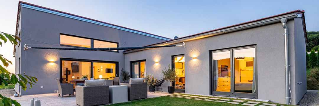 https://images.musterhaus.net/images/house/5803/luxhaus-bungalow-pultdach-150-terrasse.jpg