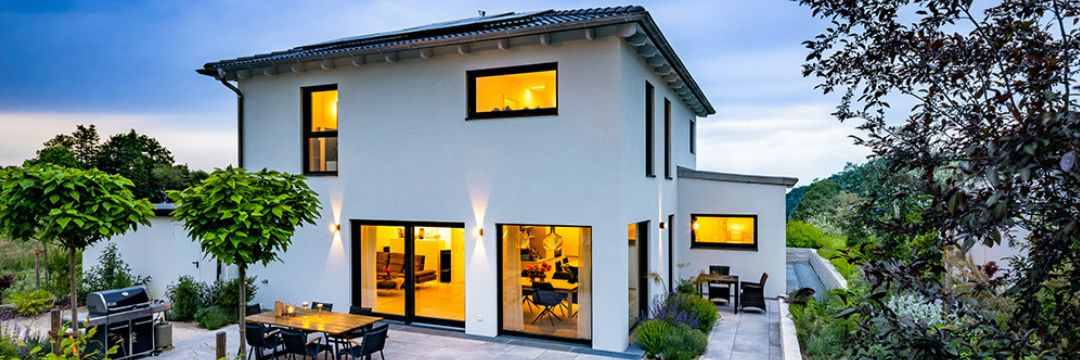 https://images.musterhaus.net/images/house/5814/luxhaus-walmdach-180-panorama.jpg