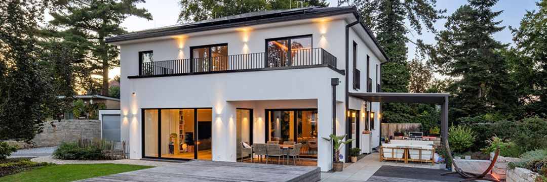 https://images.musterhaus.net/images/house/5815/luxhaus-walmdach-404-panorama.jpg